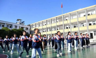 歇马镇百峰中学