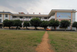 上林县白圩镇覃排初级中学