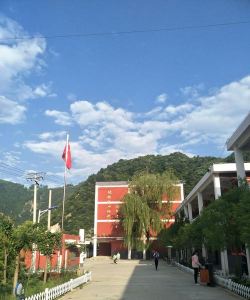 草坪中学