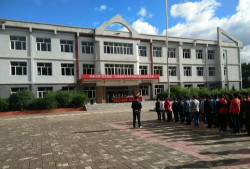 巴达尔胡镇中学