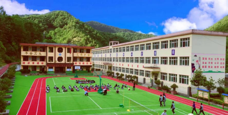 康县迷坝乡九年制一贯制学校环境