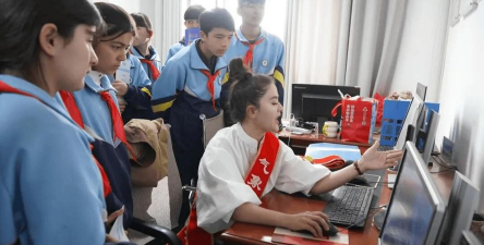 阿扎克中学环境