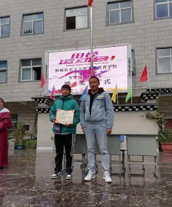 稻城县东义区九年一贯制学校环境