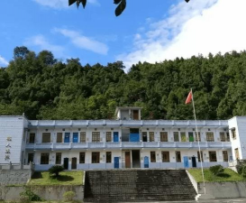 阆中市二龙初级中学校环境