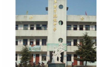 抱龙初级中学环境