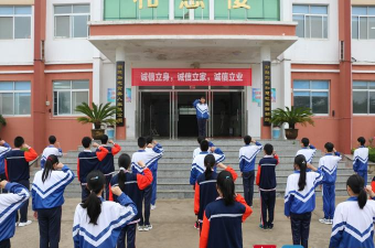 文登市侯家中学