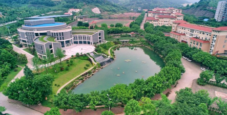 重庆市女子职业高级中学户外活动场地