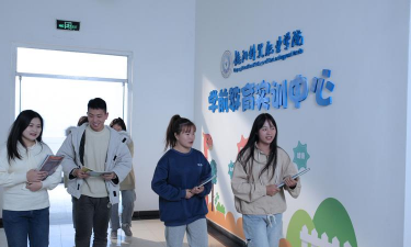 德阳科贸职业学院幼师升学班户外活动场地