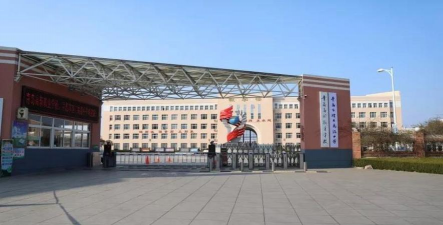 青岛高新职业学校户外活动场地