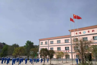 伏家镇向阳初级中学户外活动场地