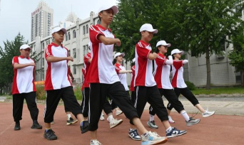 鞍山市现代管理技术学校户外活动场地