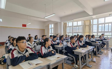 稻城县东义区九年一贯制学校户外活动场地