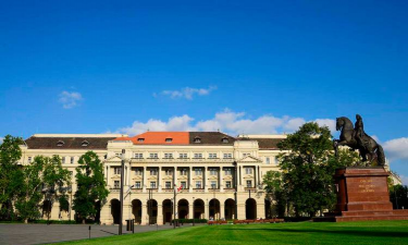 金贝尔纳特大学学院户外活动场地