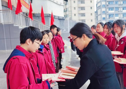 蓬安县周口中学户外活动场地