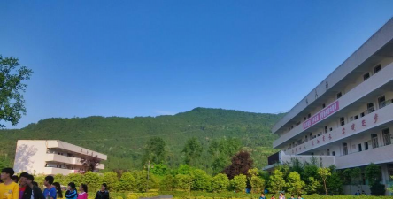 平昌县金山中学户外活动场地