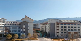 丽江民族中等专业学校户外活动场地