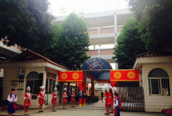 南宁市新兴民族学校(中学)户外活动场地
