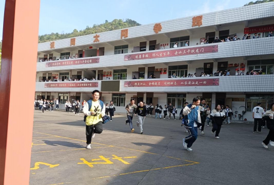 新时代学校户外活动场地
