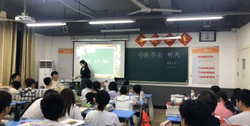 新理想高复学校户外活动场地