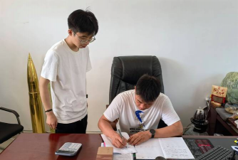 文登市侯家中学阅读区