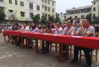 乐昌市白石镇中心学校阅读区