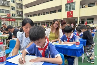 怀化市天星坪金鼎学校阅读区