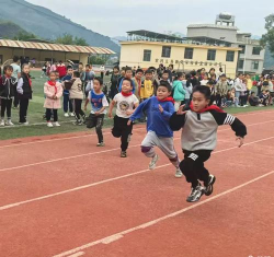 田林县定安镇中学阅读区