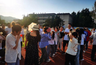 阿市中学阅读区