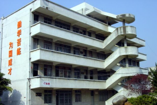 鹤山市职业技术高级中学阅读区