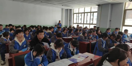 临夏州民族学校中专部阅读区