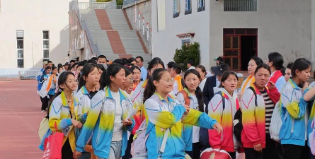 乡城县中学校阅读区