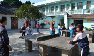 阆中市二龙初级中学校阅读区