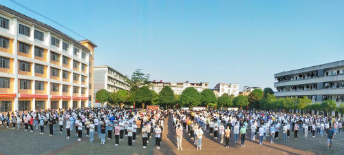 上林县三里中学阅读区