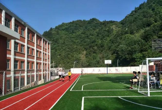 草坪中学