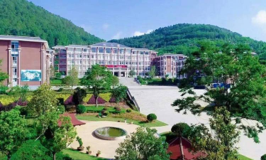 丽江县鲁甸中学