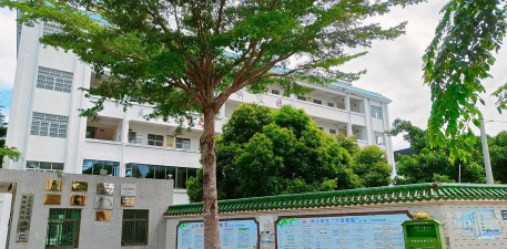 海南省万宁市兴隆华侨农场中学