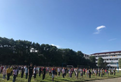 草坪中学